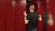 这一刻眼中全是不舍 小白清空更衣室储物柜