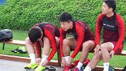 国足训练花絮：延边三杰排排坐 里皮突发奇想罚点球