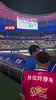 著名演员陈龙身穿申花球衣在德比战前领唱国歌