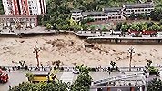 四川雅安：河水凶猛致岸基突然垮塌 大货车瞬间落水被卷走