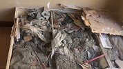 翻修房子发现床下有异物 男子抬起一看惊呆： 埋床下5年