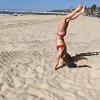美女连续十几次空翻！沙滩秀绝美身材