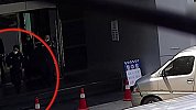 男子街头抱摔女路人抢夺手机 民警上演“追逐战”48秒缉拿
