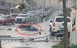 安徽一小轿车撞翻两轮车致骑手死亡 肇事司机崩溃坐地大哭