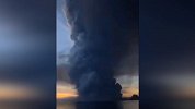 菲律宾火山喷发直冲云霄 耀眼闪电在火山中“炸裂”宛如特效