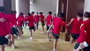 中巴大战在即！中国女足轻松备战 酒店走廊拉伸热身