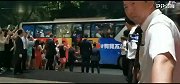 震耳欲聋！中国男篮大巴驶出球馆前球迷集体高呼“易建联”