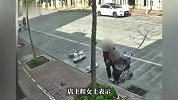 坐轮椅老人被搀扶着偷走店家盆栽，店主称不可思议：都这样了还拿别人东西