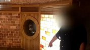 女子在汗蒸馆内闭眼放松 却被陌生男子亲吻