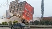 “最牛钉子户”成历史！广西藤县出动两百多人拆楼 实拍倒塌瞬间