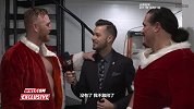 WWE-17年-RAW第1275期赛后采访 男女圣诞老人后台秀恩爱 吓得主持人花容失色-花絮