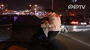 (pptv合作拍客)违章超车撞上隔离栏四车遭殃两人伤