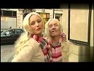 英国街头搞笑：美女瞬间变性成老头