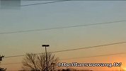 美国扬斯敦上空出现怪异发光UFO