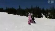 [搞笑]1岁的可爱宝宝就会滑雪了