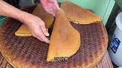 福建老伯做了40多年的特色小吃，20多斤重的铁锅每天提上提下300次