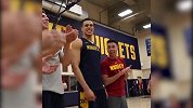 NBA果然没有拍蛋糕环节 训练结束后队友为约基奇庆生
