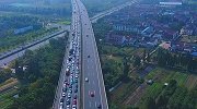 5.5亿人次出行！各大高速堵上热搜：有人健身、有人遛狗