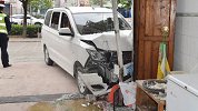 女子无证驾车出门练坡起，误把油门当刹车 七旬老人被撞身亡