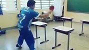 书桌有妙用！初中生酷爱乒乓球 老师无奈当陪练