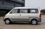广西一男子骑车被卷入面包车底 群众抬车救人：被撞者身上有酒味