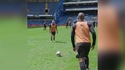 不输当年！德罗巴慈善赛前秀脚法 超远射门命中死角队友惊呼