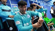 中甲-17赛季-一方更衣室内疯狂庆祝冲超 香槟横飞主帅被浇-新闻