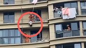女子跟丈夫吵架爬出窗外欲轻生 消防紧急救援 现场画面让人揪心
