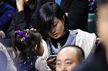 其乐融融！郭士强赛后拉着戴口罩的妻子和女儿回更衣室