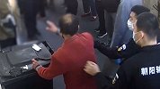 女子上班途中遭陌生男子扑倒掐脖 男子疑患精神病
