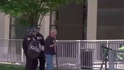 美国警察野蛮推倒拄拐老人 被全程直播