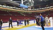 中国男篮-18年-姚明亮相五棵松球馆 身着西装革履投篮三连铁-新闻