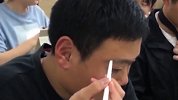 神仙课程！高校开设化妆课 男生抢第1排学描眉