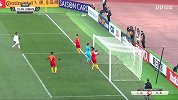 国足后防走神险丢球！ 阿曼前锋后点无人看防攻门顶高