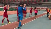 赢球仍遗憾出局 上港赛后谢场球迷不离不弃
