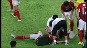中国足协杯-13赛季-淘汰赛-1/4决赛-张宏楠被撞受伤 鼻血直流接受场外治疗-花絮