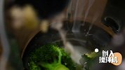 油的香味加上西兰花的香甜，这碗浓汤让人无法拒绝！