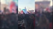 这里的烟火颜色多！法国球迷尼斯庆祝夺冠