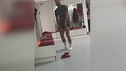 穆斯塔菲撸起裤管慢慢摇 一看就是社会人！