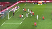 鲁能角球威胁富力大门 吉尔门前头球险些破门