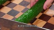 很多人在家拍黄瓜一开始就放盐，难怪又咸又不好吃，教你正确做法