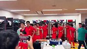 U23国足更衣室集体跳舞庆祝摘铜 拜合拉木领舞