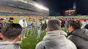 津门虎赛后围圈庆祝 于根伟激励球队：接着拼 3号完事回家