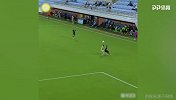 小哥深得C罗真传 肩部停球过人太潇洒
