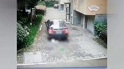 奶奶转身丢垃圾 3岁女童小区内蹲地玩耍遭车轧