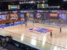双方球员开始热身 场馆地板已印上“NBA FINALS”