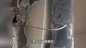 女子装修时砸开墙竟看见邻居柜子入侵：越过中间墙做的，占用半米