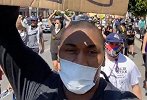 没警察敢对他暴力执法吧？慈世平自制标牌上街游行