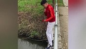 曼联小球迷桥边作死颠手机 结局看得我舒服了
