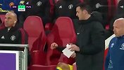 视频还原C罗被换下：念念有词+怒摔外套 朗尼克安慰稳定其情绪
